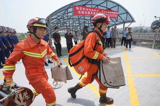 欧冠1/4决赛对阵巴黎，巴萨官方晒哈维、恩里克对视海报